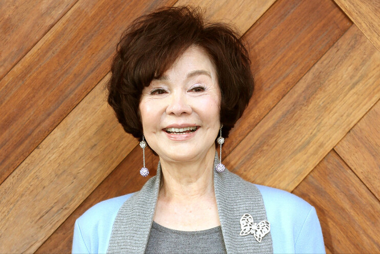 这才是老年人最美的发型蓬松卷发知性优雅花白发更显成熟魅力