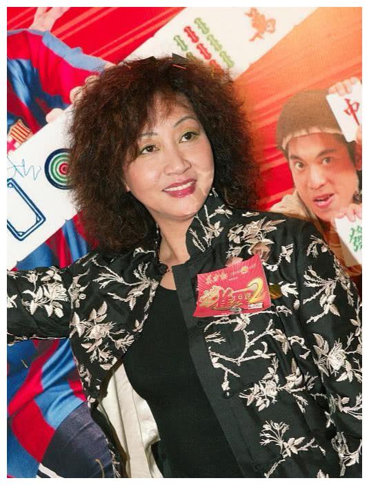 007系列电影在泰国开拍,需要一位功夫高强的女演员,于是找到了元秋,她