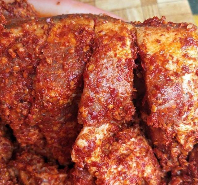 苗族人喜欢用生肉进行腌制,发酵后的味道独特美味