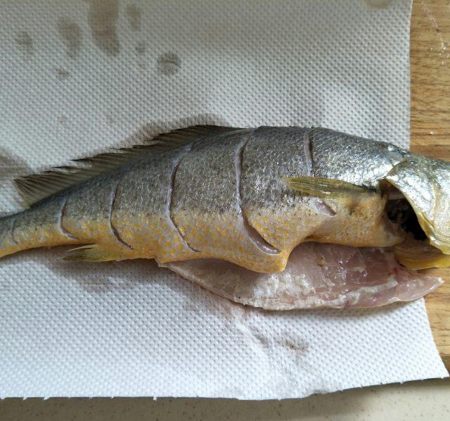 第1步,黄花鱼去掉肚中黑膜,在鱼身两侧剞月牙花刀.