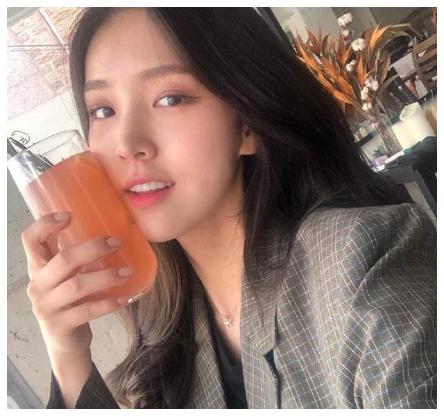 《他人即地狱》中闵智恩的扮演者金芝恩,剧中尹钟宇(任时完饰)的女