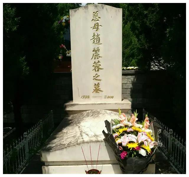 赵丽蓉:丈夫早逝,嫁小叔子又守寡,患癌瘦到70斤,自己缝寿衣