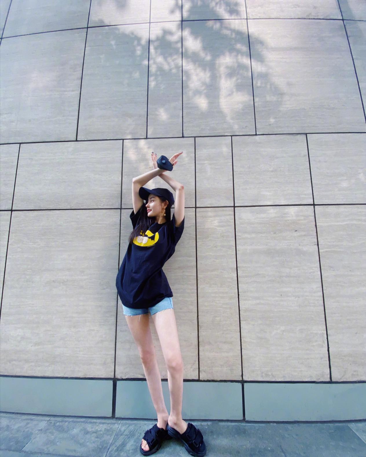 张天爱运动时尚大片来袭!细腰长腿惹人羡慕,身材曲线真迷人