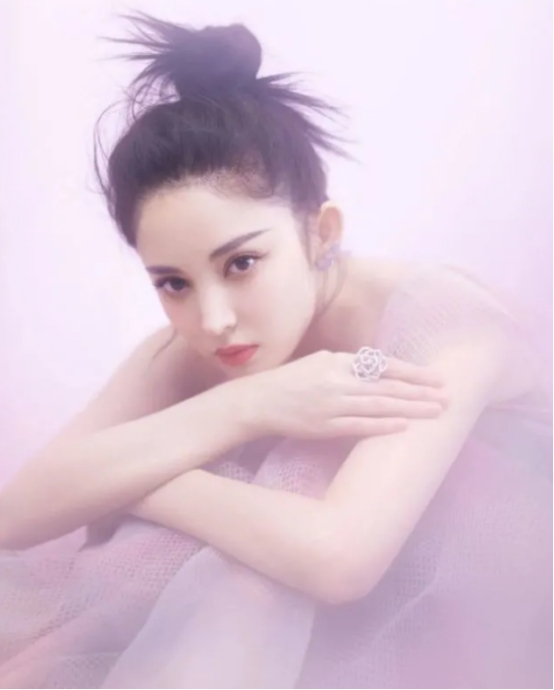 古力娜扎晒近况健身房里浓妆做运动穿粉色紧身裤勾勒美腿