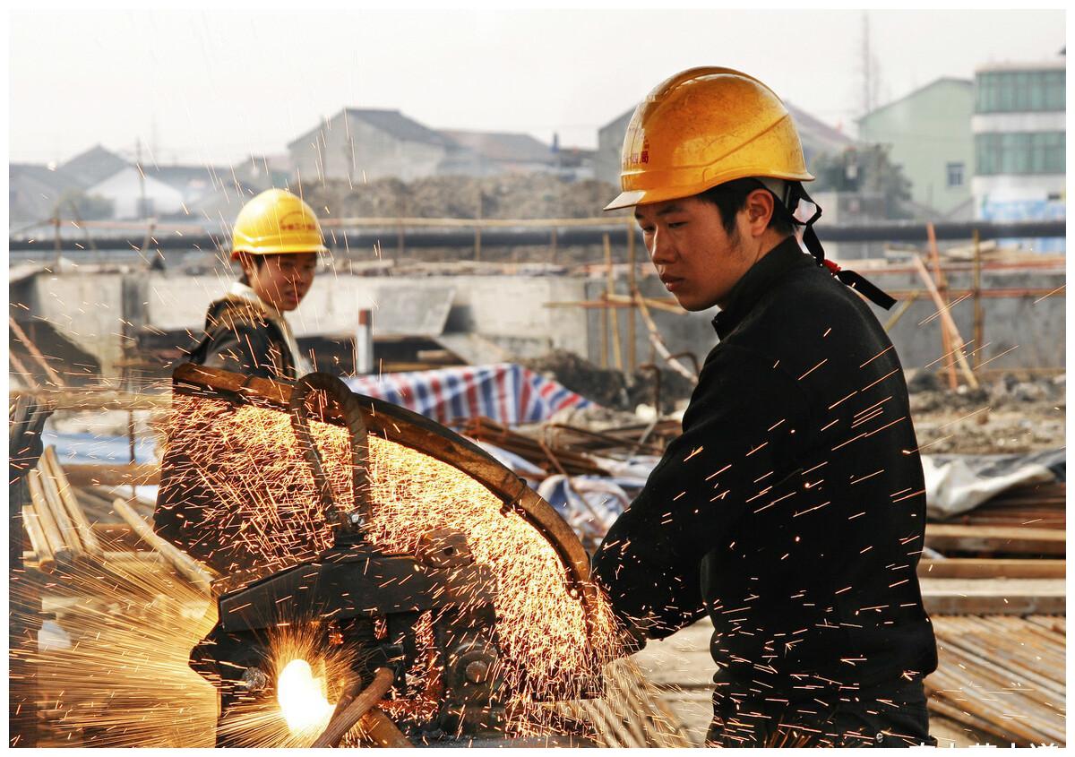 为何月入过万的农民工到头来还是存不到钱，这到底是什么原因休闲区蓝鸢梦想 - Www.slyday.coM