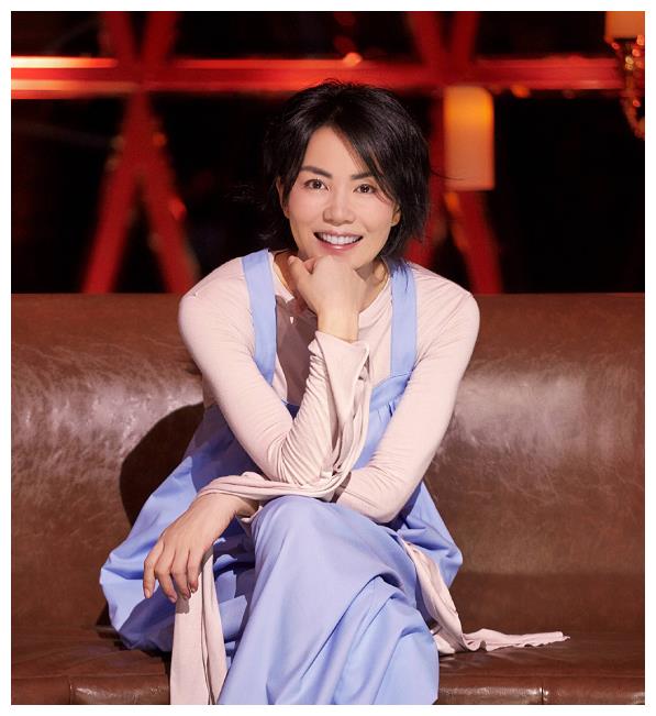 50岁王菲现身聚会,短发白t恤打扮个性,难怪窦靖童随了她