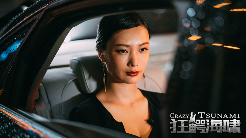 《狂鳄海啸》上映,王李丹妮主演,又是海报露大腿