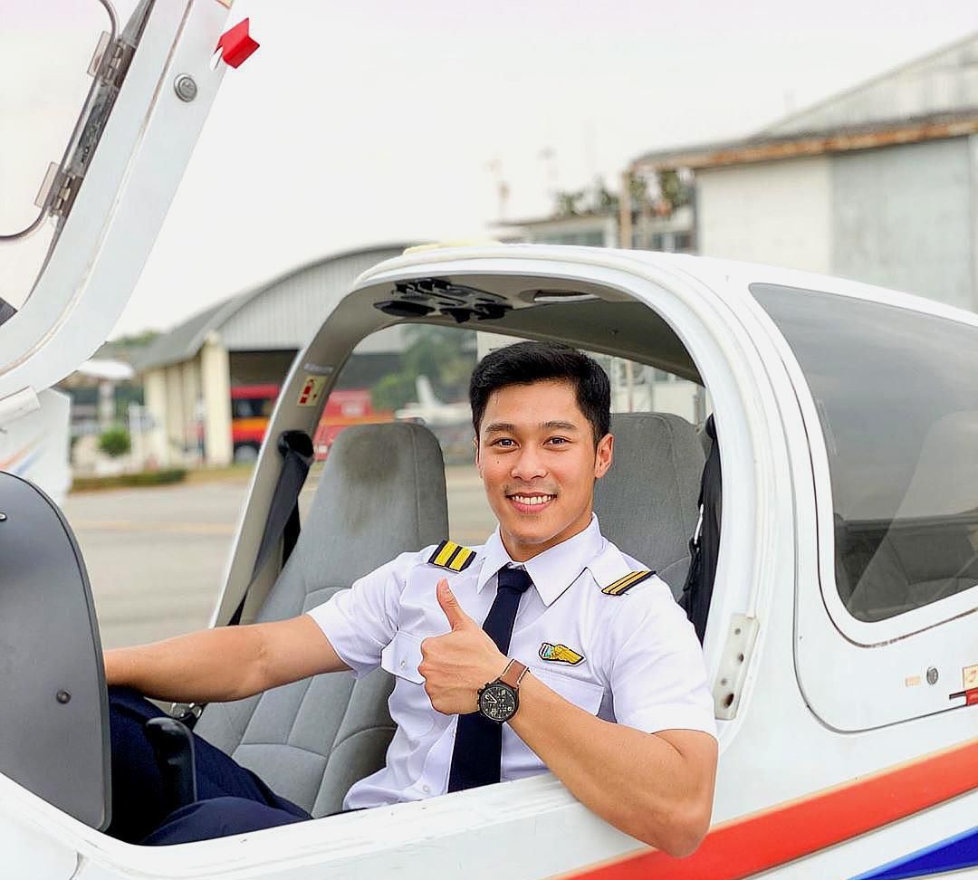 机长不仅帅气有颜,还爱健身和运动,胸肌和腹肌让他化身空中男神