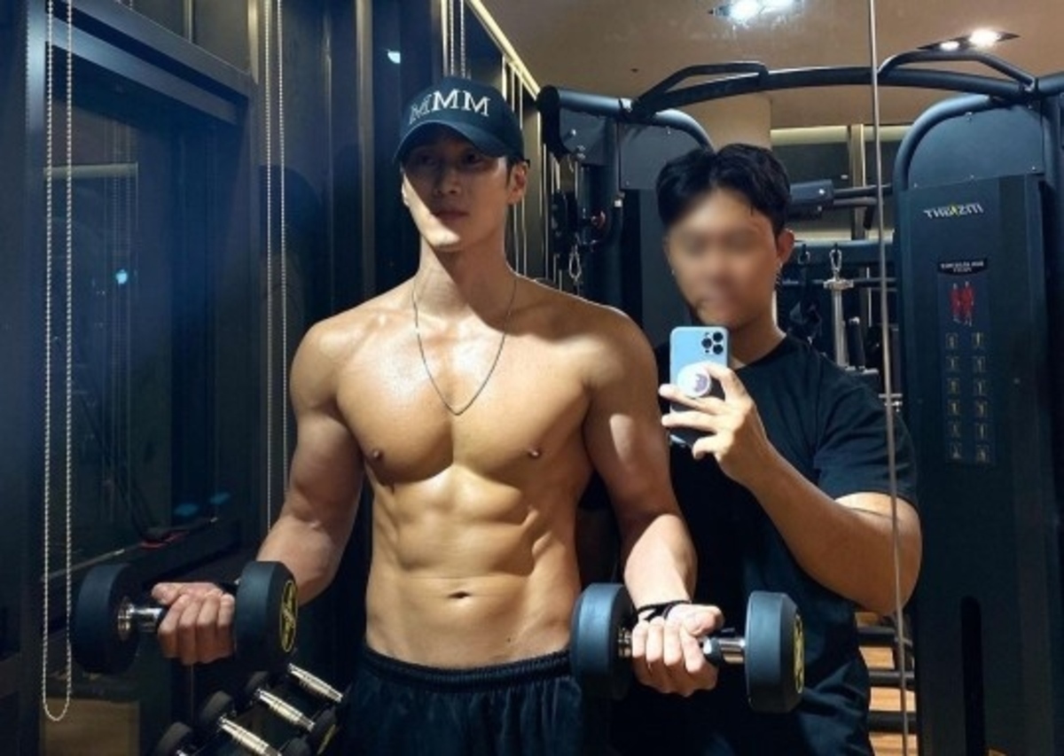 安普贤公开锻炼出来的肌肉性感身材 李正信& Ravi也被照片震惊