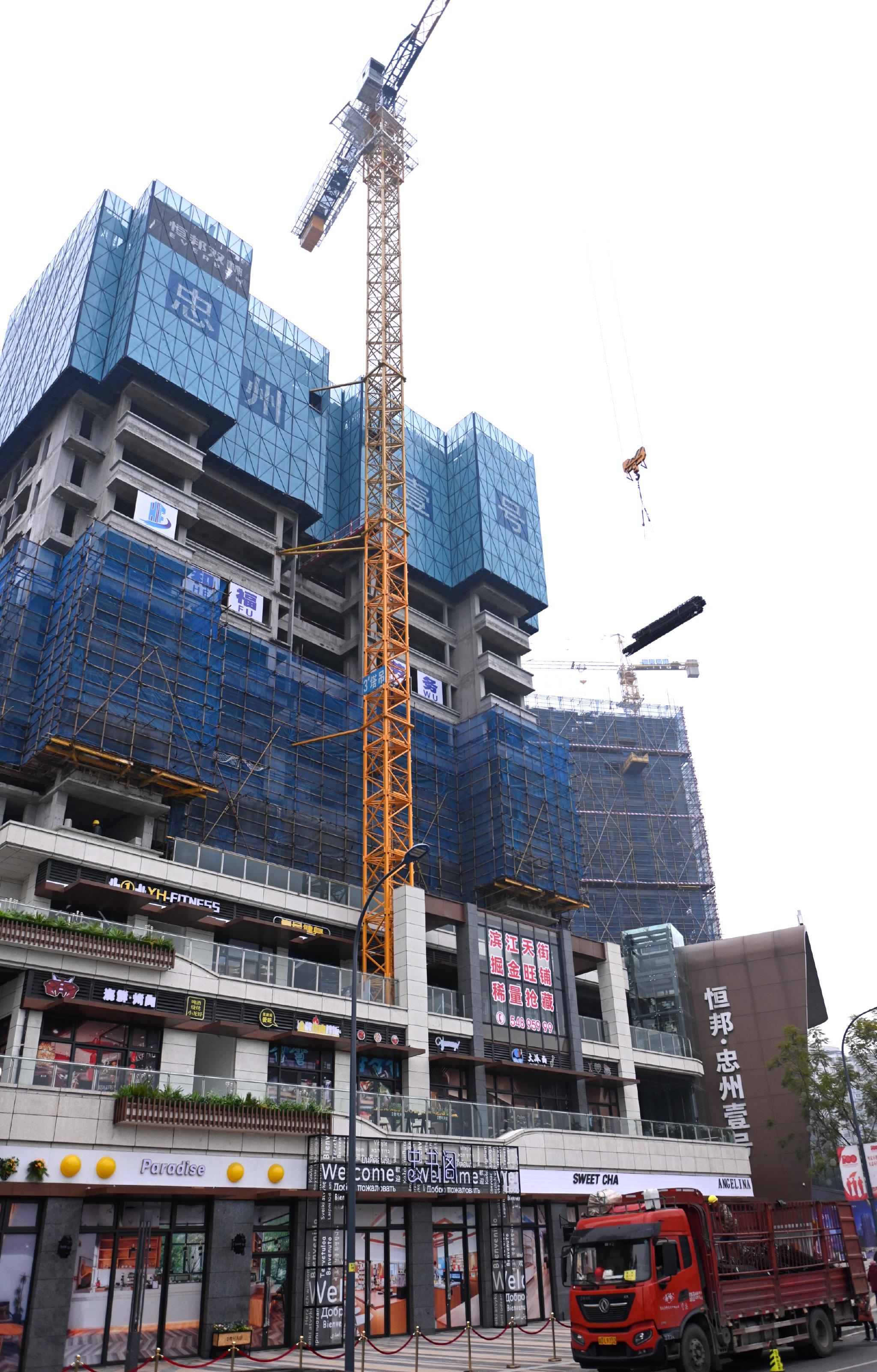 重庆忠县忠州壹号楼建设者不畏寒冷天气精心施工生产