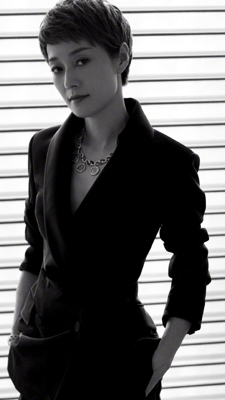 马伊琍,挑战黑色西装,美出新高度!