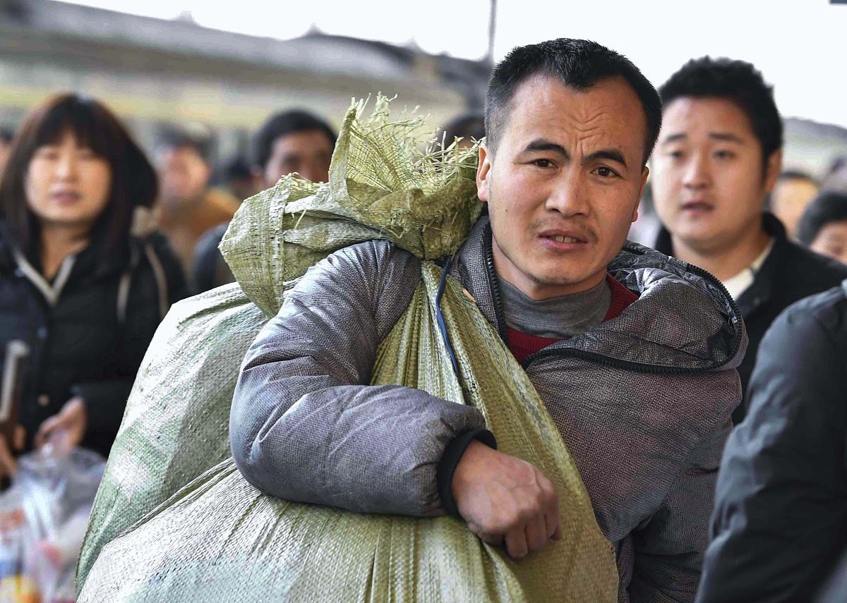 农民出国打工一月万把块,算多吗?