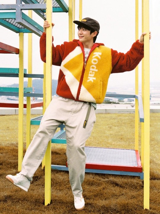 丁海寅拍户外秋季写真 穿毛绒棒球衫活力足