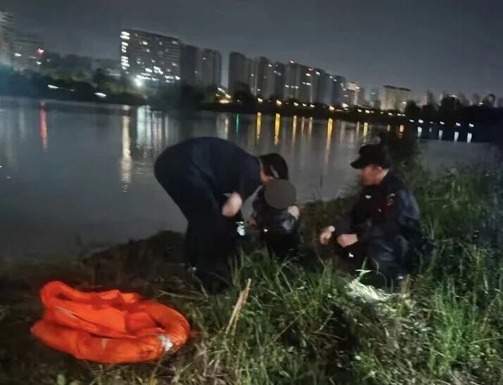 河南太康 17 岁少年欲轻生坠河，特巡警纵身跳河奋力营救。