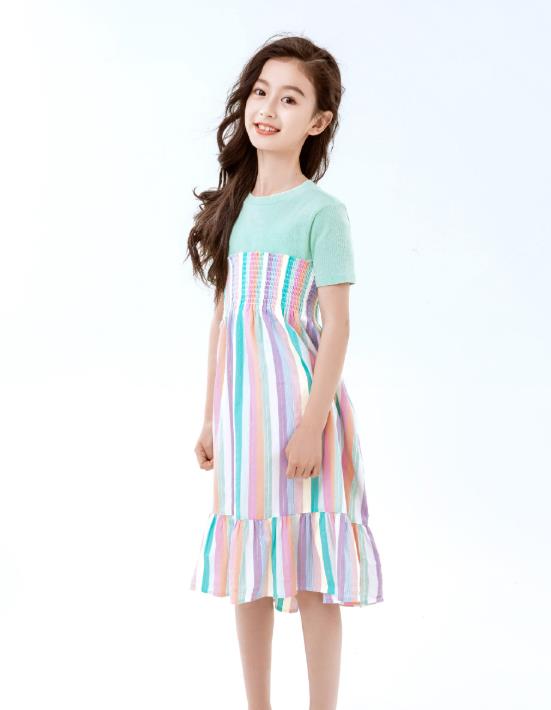 裴佳欣年仅10岁就已经是一名演员跟模特了,长相甜美