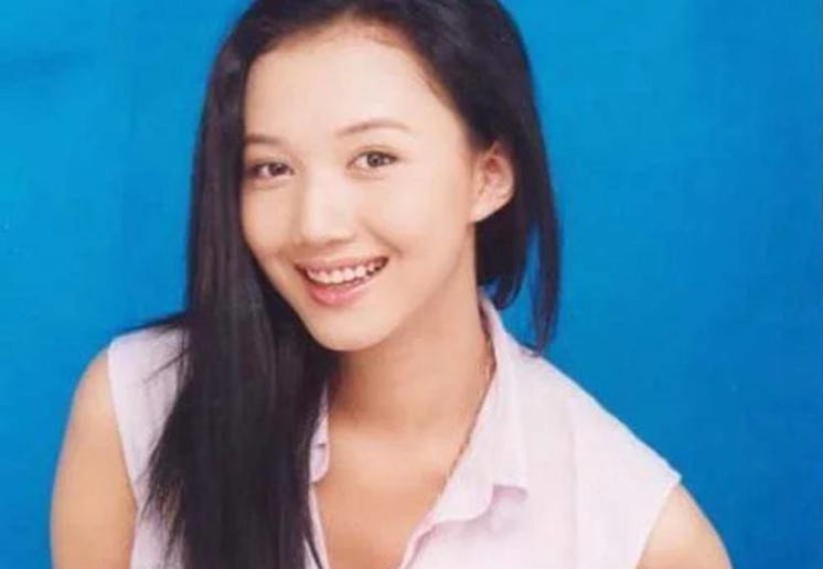 孟小蓓毕业于清华大学,是清华大学社会学博士,五官标致,因为长的漂亮