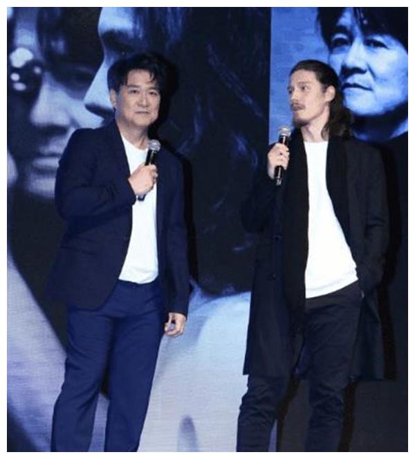 59岁周华健和29岁的儿子周厚安同框，混血儿子看起来比老爸还老