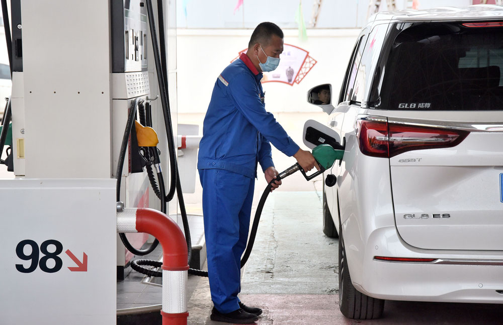 车主赶紧去加油!成品油价迎年内最大涨幅,加满一箱油多花13.5元