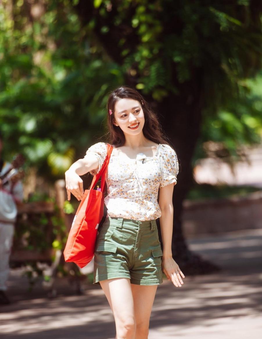 吉娜穿的碎花上衣不仅漂亮,和短裤搭配在一起还能凸显身材比例,穿出腿