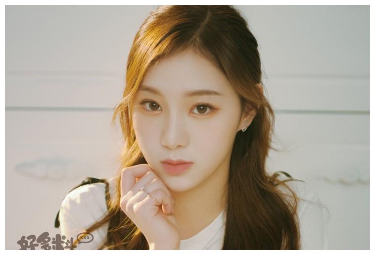 节目过后,就很少有消息传出了,后来网上传出杨蕊菡改名艾依依的消息