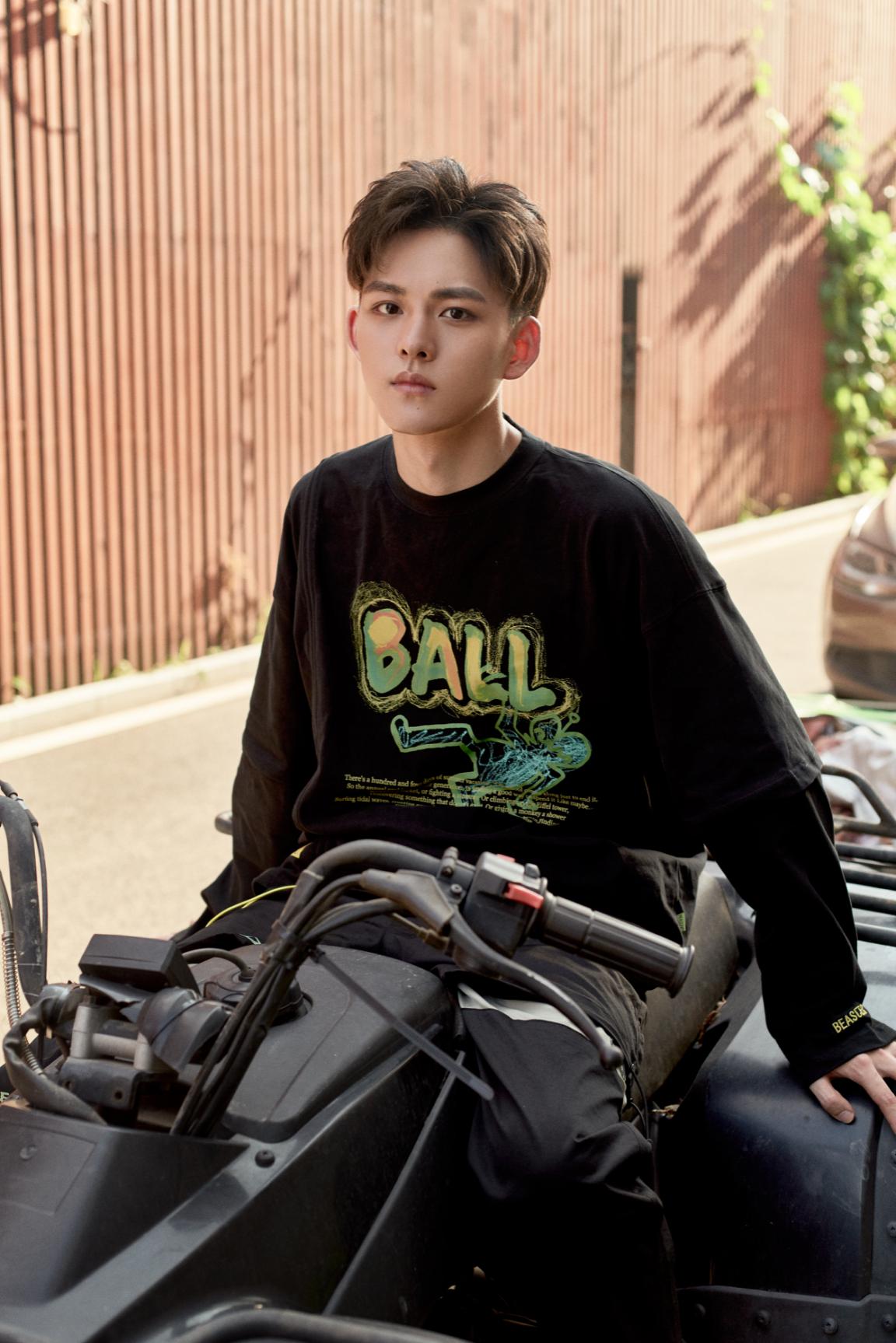 邓志浩街头风机车写真酷帅清爽尽显青春魅力