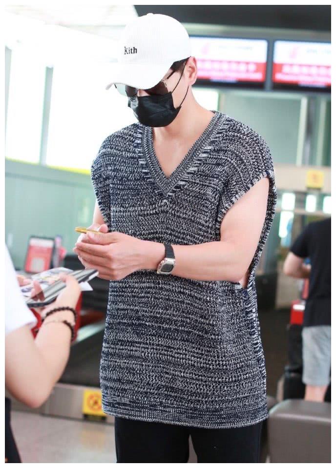 身穿"铁布衫"这件衣服显得田亮的身材走样了,感觉肥胖了很多.