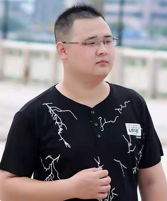 脸型大头型大,或者脸型较圆偏胖的男生,两边剪短后不仅显得利落干练