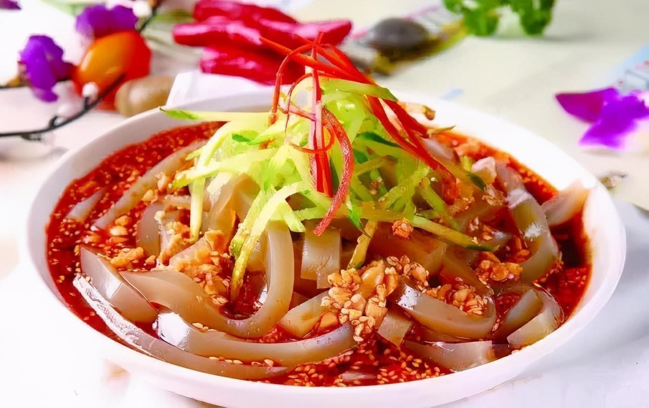 原阳凉粉 原阳的凉粉选用绿豆制作而成,加入蒜汁,芥末,黄瓜丝和调料等