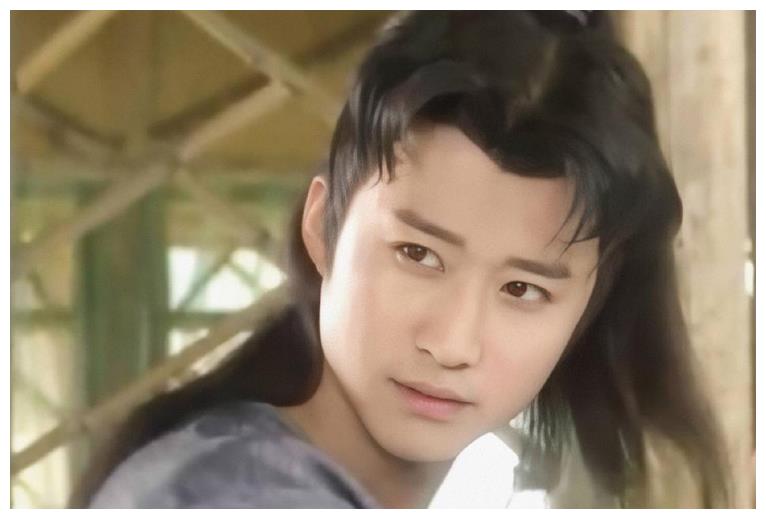 她在吴京最落魄的时甩了他,转身嫁亿万富豪,如今被抛弃摆摊卖鱼