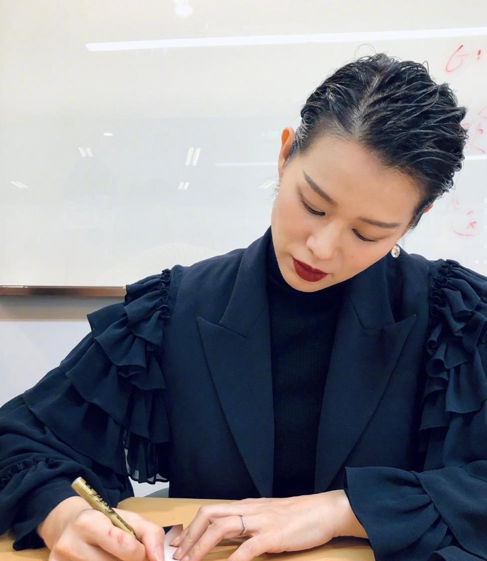 被胡杏儿帅到了大背头发型搭配一身黑色西装套装气场全开