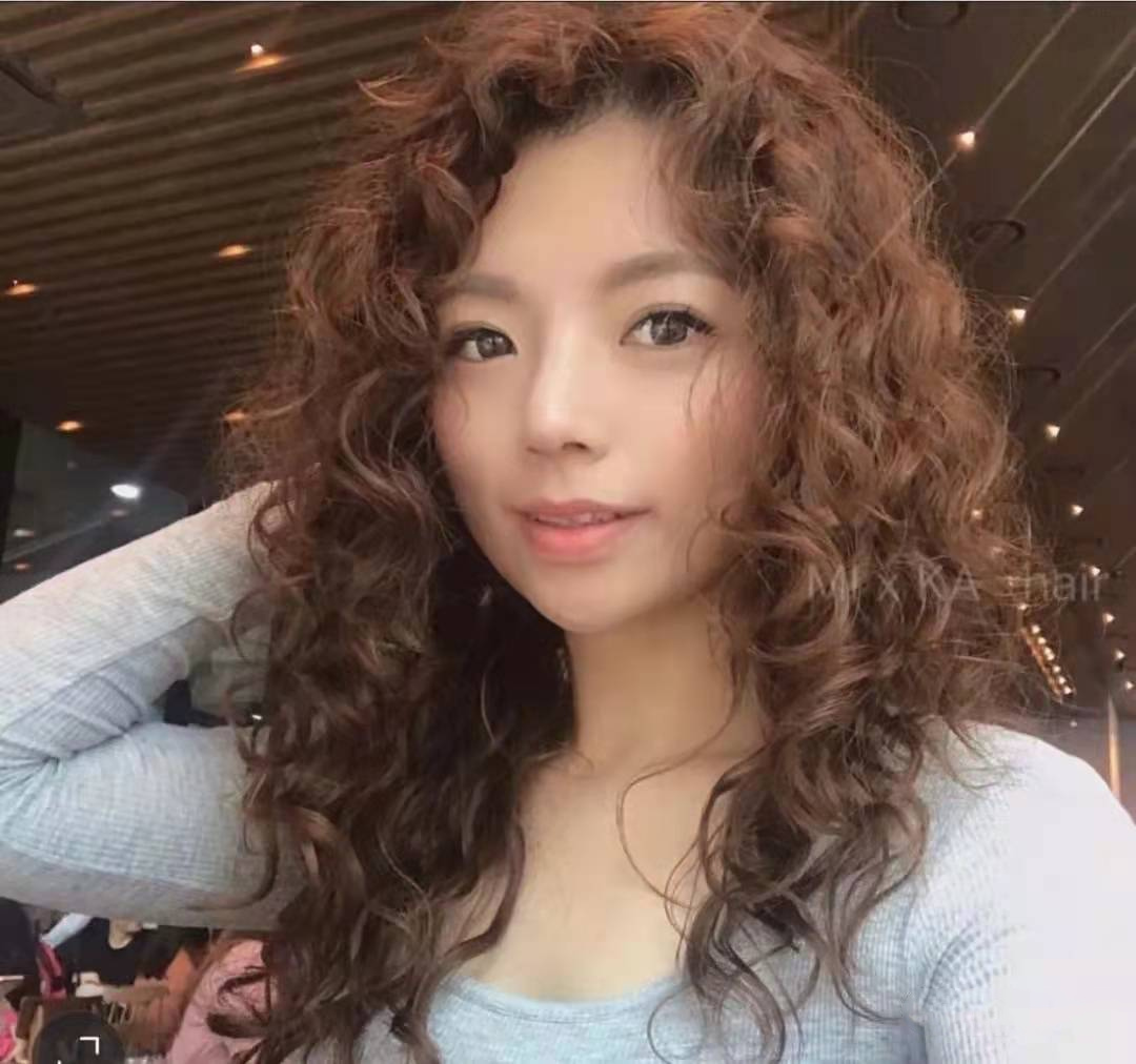 有这三个特征的女人,千万别烫这种全头烫卷发,土气显老还显脸大|发型