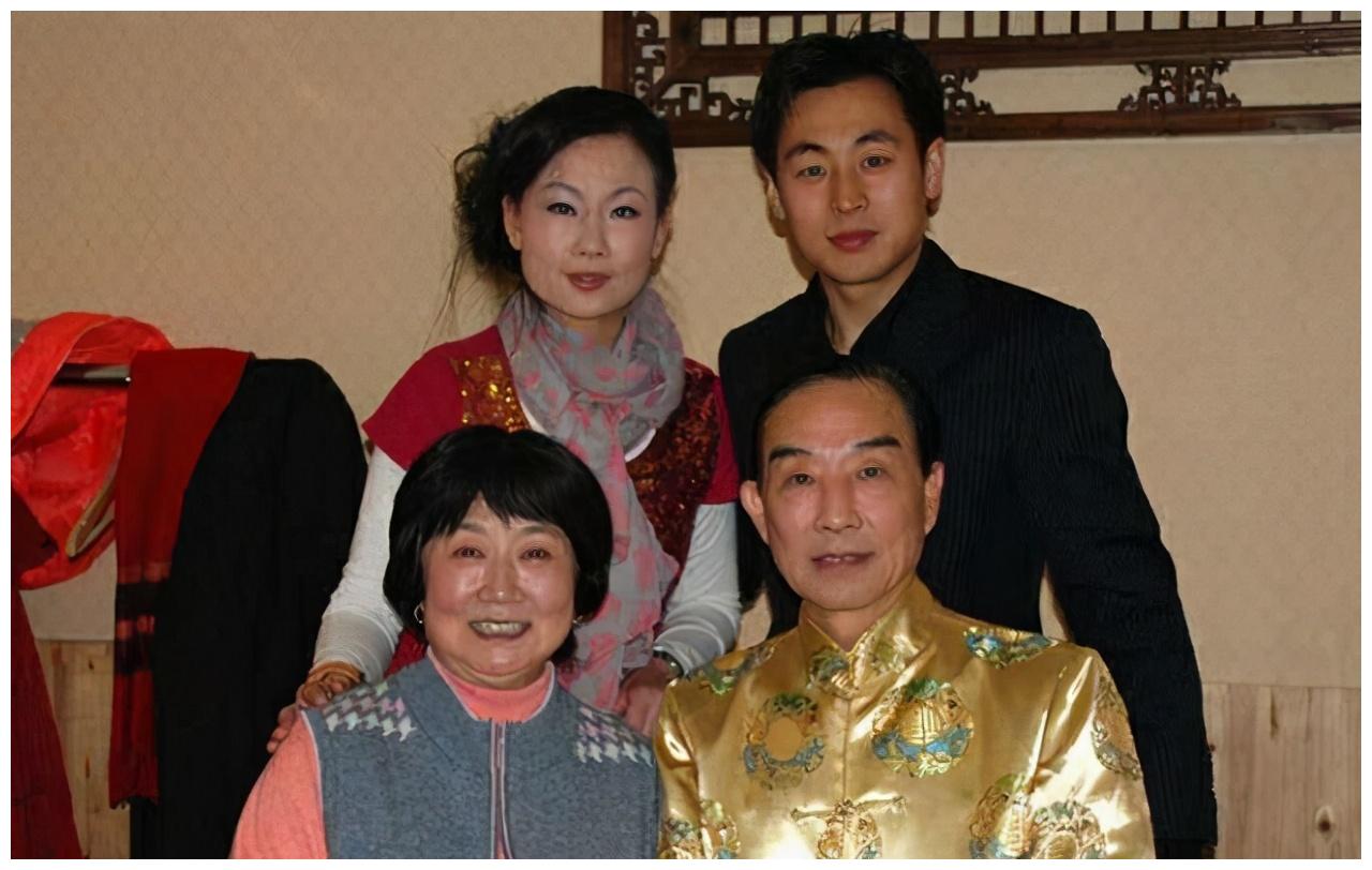 宋玉庆22岁就火遍全国,退休后去了美国当众唱:打败美帝野心狼