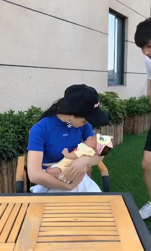 这个小姐姐火了抱着孩子被路人提一尴尬要求网友傻眼了吧