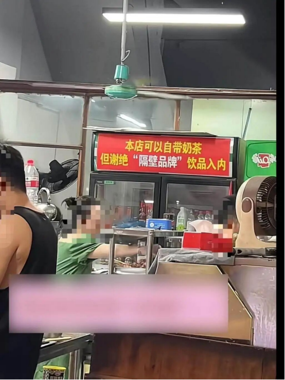 东莞烧烤店贴告示禁带蜜雪冰城，律师解读该规定效力