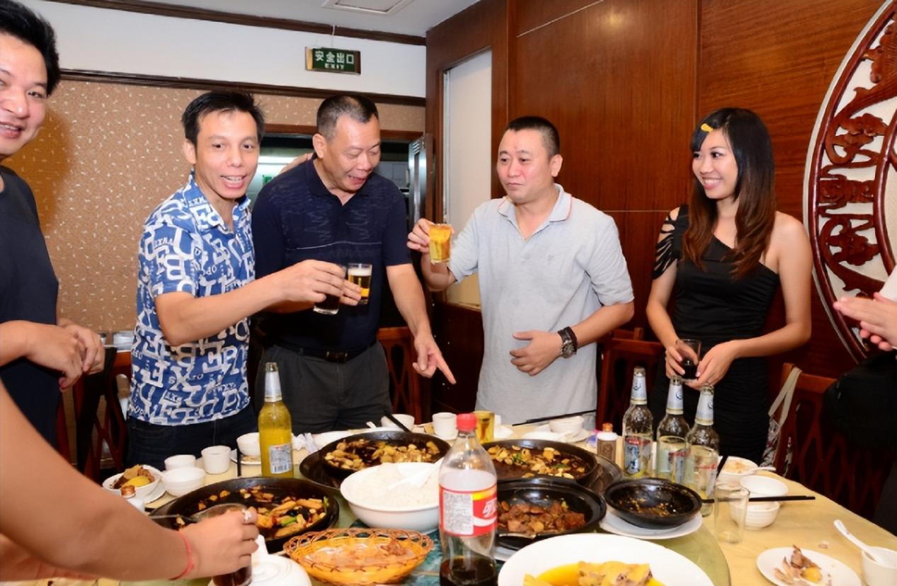 轮到你敬酒时,建议学会这3句“祝酒词”,领导也对你高看一眼