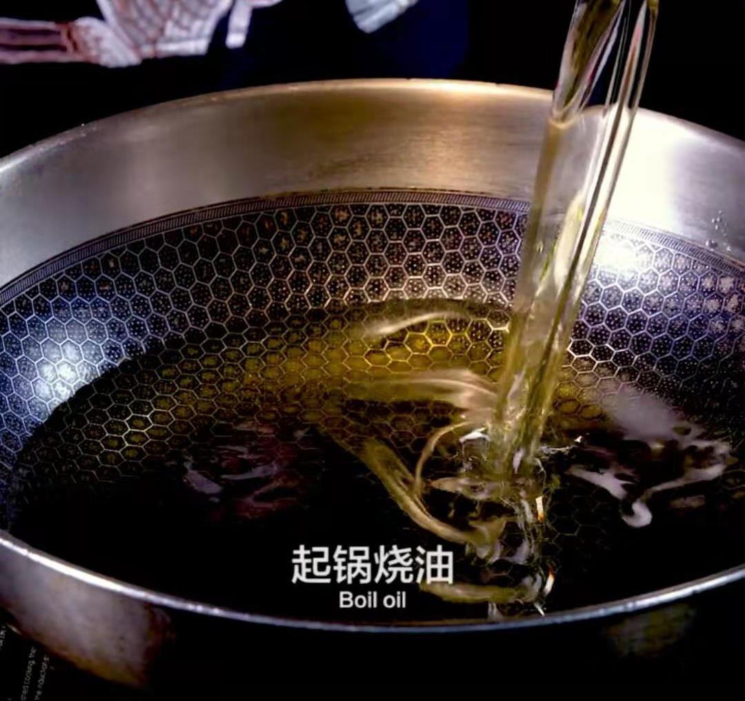 6.起锅烧油,油温六层热就可以炸素螃蟹了.