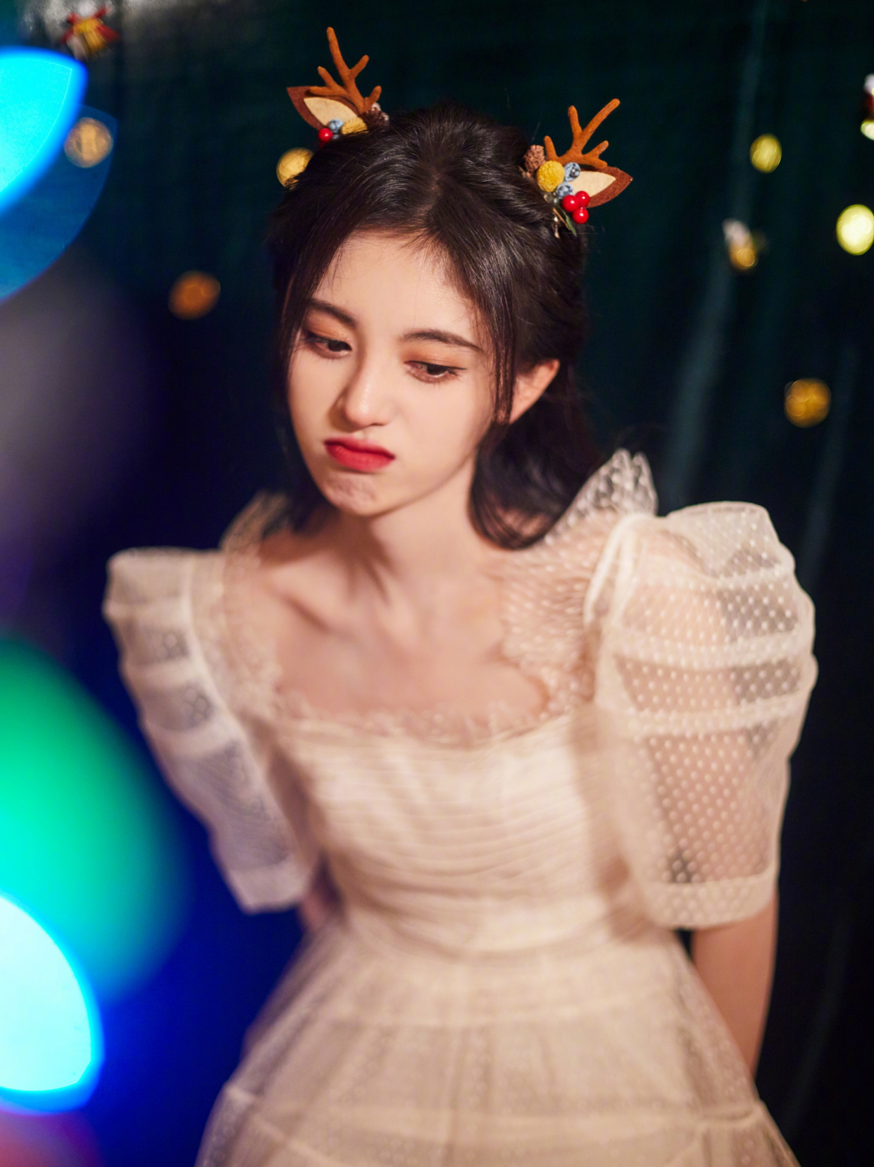 鞠婧祎穿白色薄纱连衣裙表情可爱又搞怪