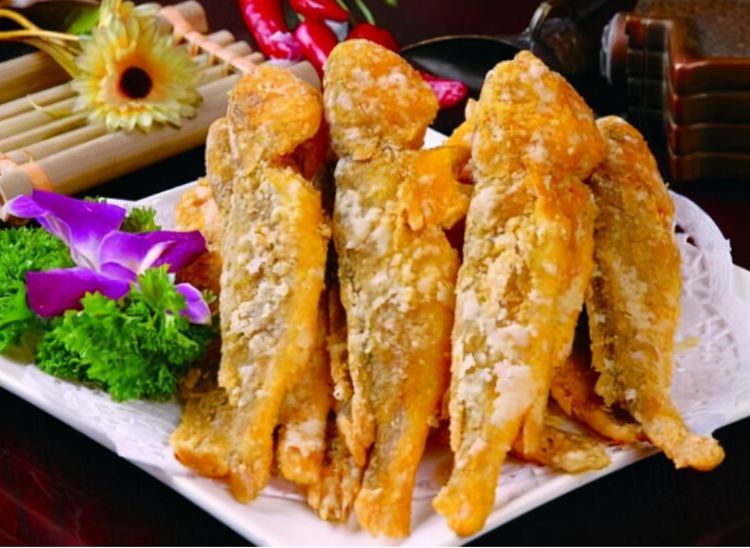 教你饭店干炸小黄鱼做法?金黄酥脆香酥可口,一大盘不够吃