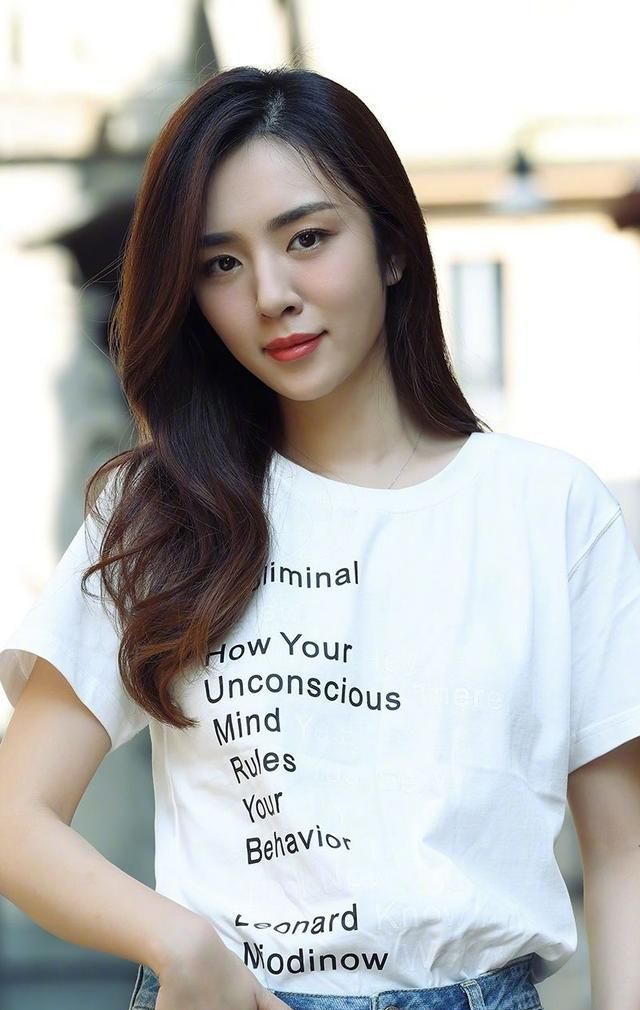 女神王晓晨,安静温婉,美丽大方,笑容总是暖暖的,被你迷倒
