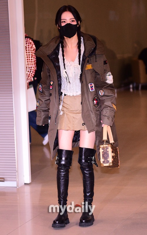 韩国女歌手宣美仁川机场启程飞往<a href=