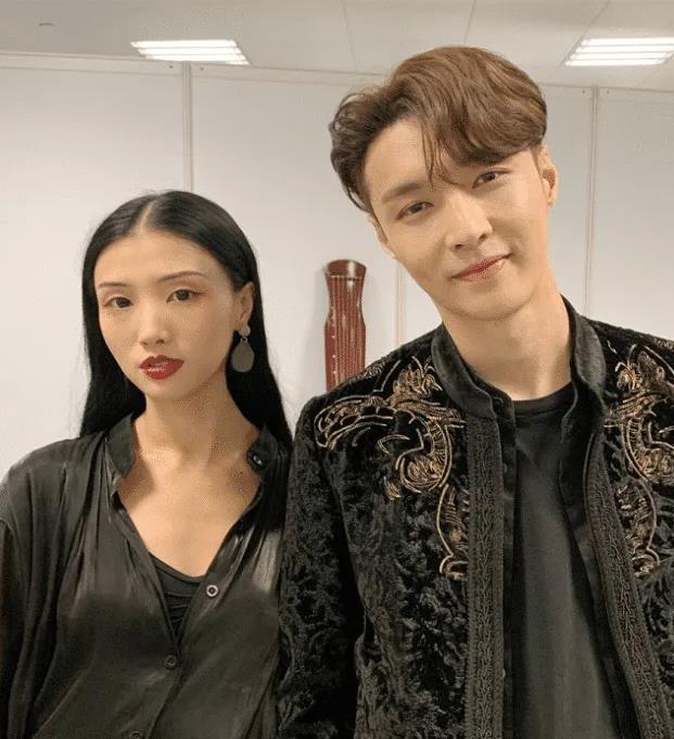 有种合影机器叫张艺兴,不是抱拳就是剪刀手,唯独遇到她就紧搂着