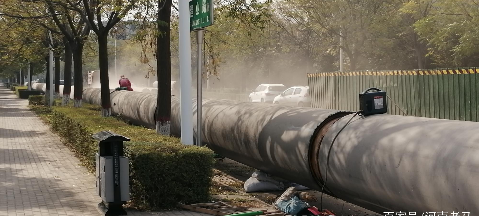 焦作新区建业路南段约500米扬尘厉害,汽车一过尘土飞扬