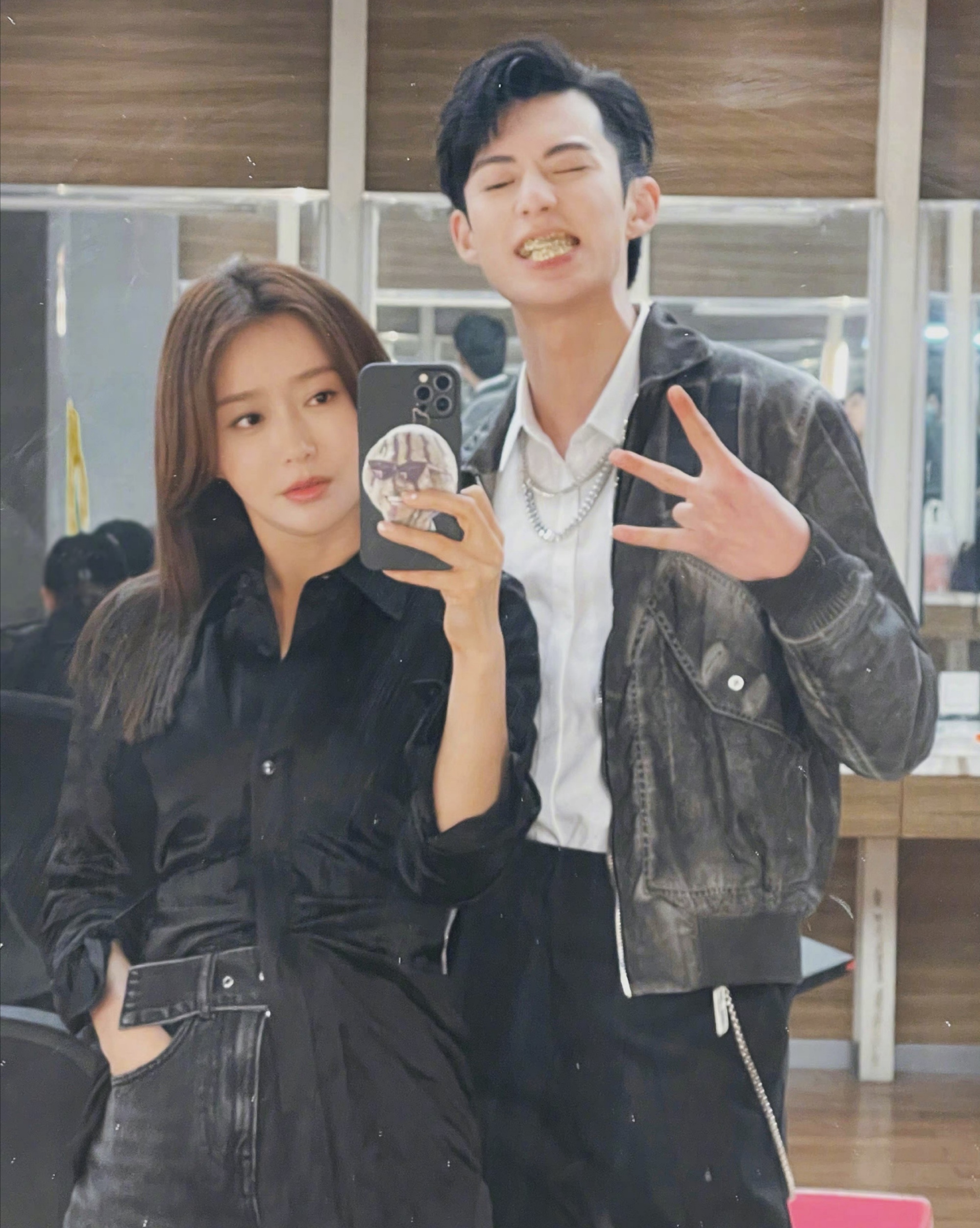 42岁秦岚现身机场小19岁弟弟王鹤棣接机二人将上演姐弟恋