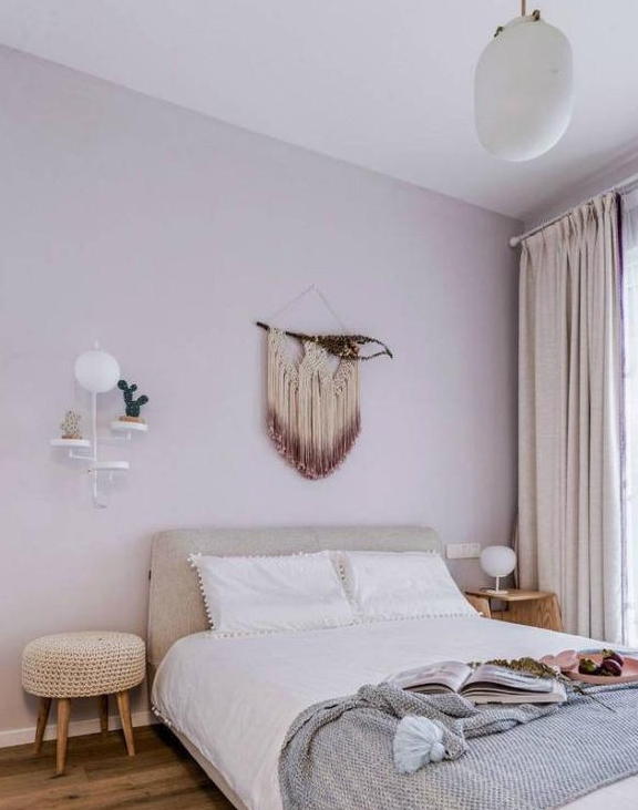 主卧的墙面刷上了淡淡的藕荷色,不仔细看还看不出来,但是看到了不容易