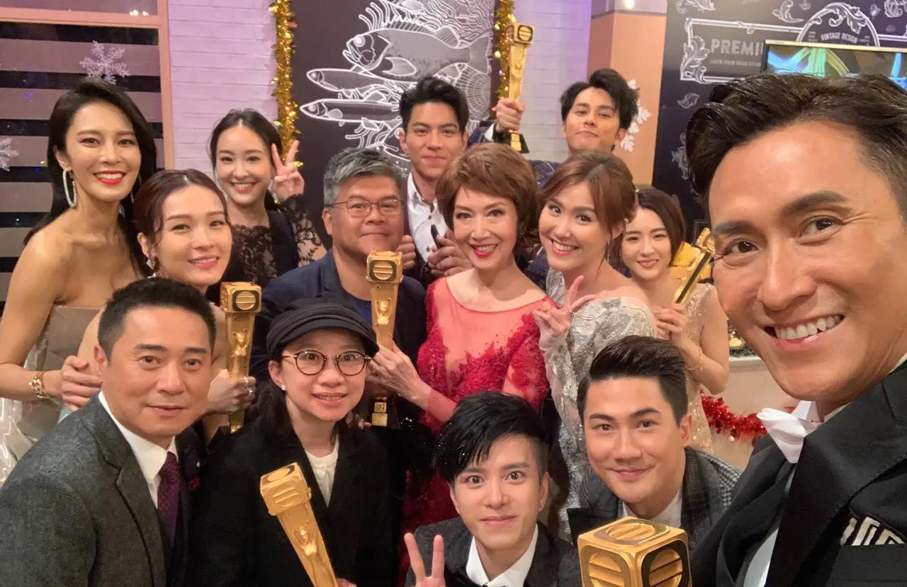 著名香港演员马德钟与众香港明星们的大合影_高清图集_新浪网