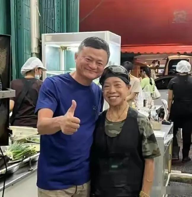 58岁马云到澳洲指导工作！表情严肃看手机，没带保镖生活低调