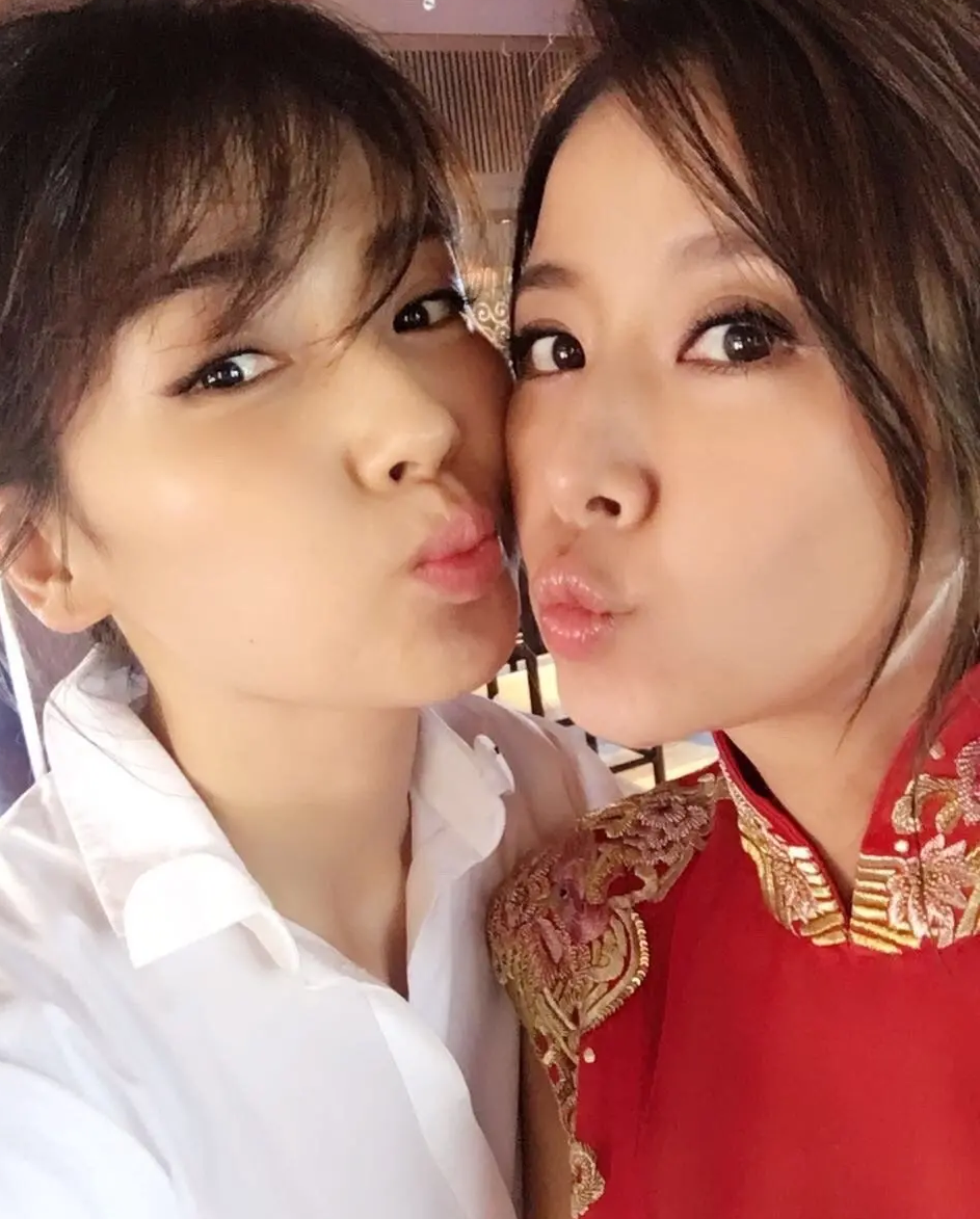 刘涛晒合影为45岁林心如庆生,手托香腮状态超好,亲密似姐妹