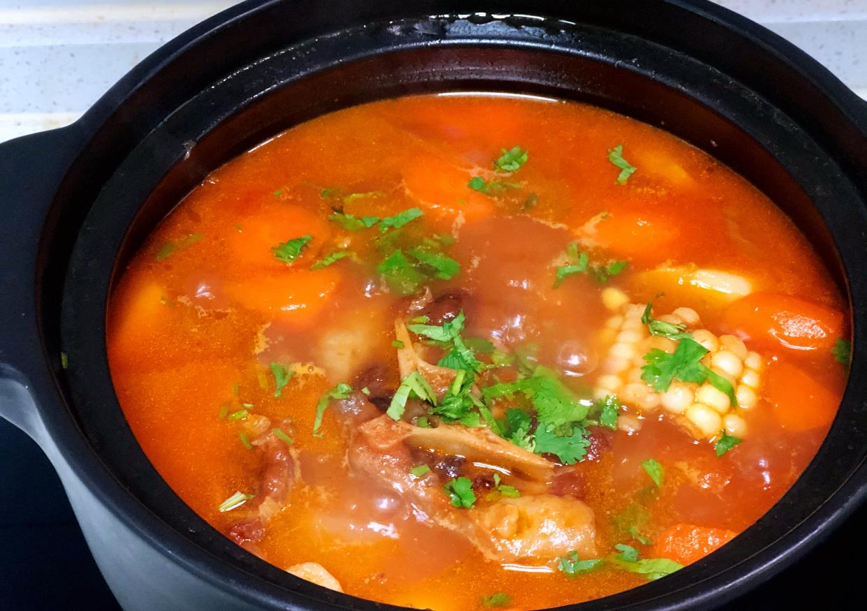 天冷来一份汤浓味美的番茄牛尾汤底配米饭涮火锅都好吃