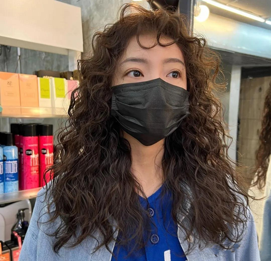 今年最火的三种烫发巴西卷法式卷和羊毛也是容易翻车的发型