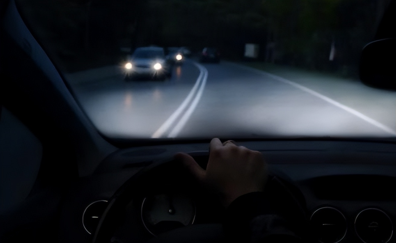 为什么有的司机更喜欢夜晚跑高速?夜间行车这些事项必须注意!__财经头条